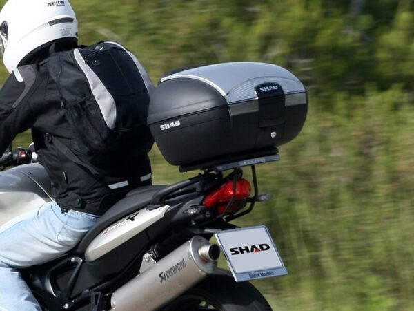Photo d'un top case SHAD à l'arrière d'une moto